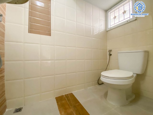 *****ทาวน์เฮ้าส์มือสองย่านนนทบุรี ม.โกลเด้นทาวน์ รัตนาธิเบศร์-สถานีรถไฟฟ้าบางพลู เนื้อที่ 19.2 ตร.ว. ฟังก์ชัน 4 ห้องนอน 2 ห้องน้ำ 1 ที่จอดรถ บนทำเลเดินทางสะดวก เชื่อมต่อถ.รัตนาธิเบศร์ เพียง 6 นาทีก็ถึงรถไฟฟ้าสายสีม่วง "สถานีบางพลู" จองเลย!